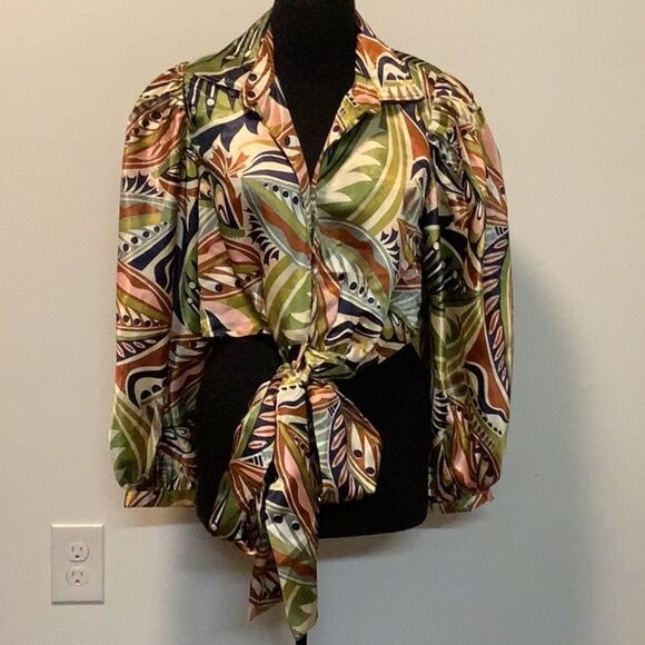 Truth Women’s large balloon puff sleeve hook/ loop closure tie front cropped top - Picture 1 of 16